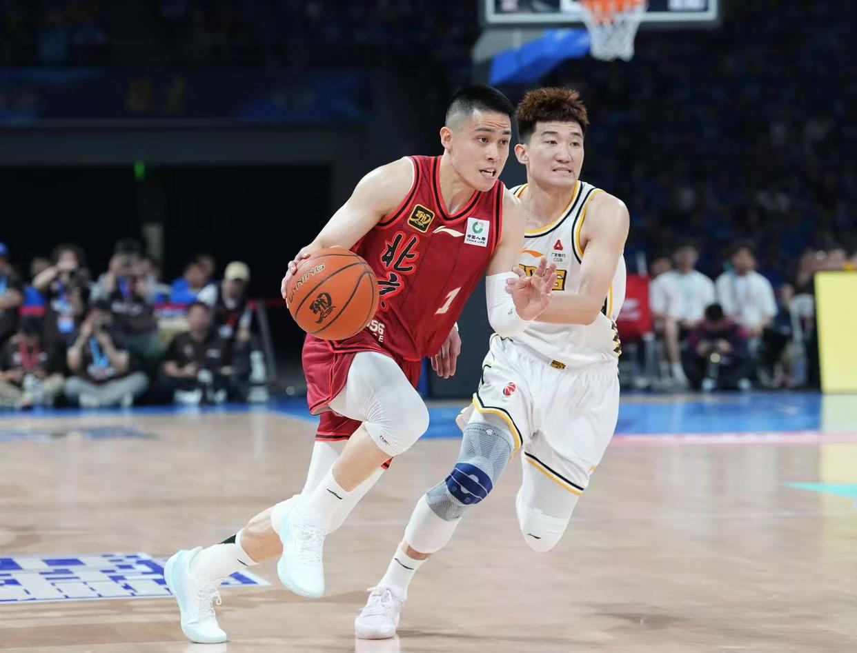 今夜突围战来临，北京国安围绕CBA常规赛复出首秀，气氛紧张，更衣室氛围转暖的简单介绍