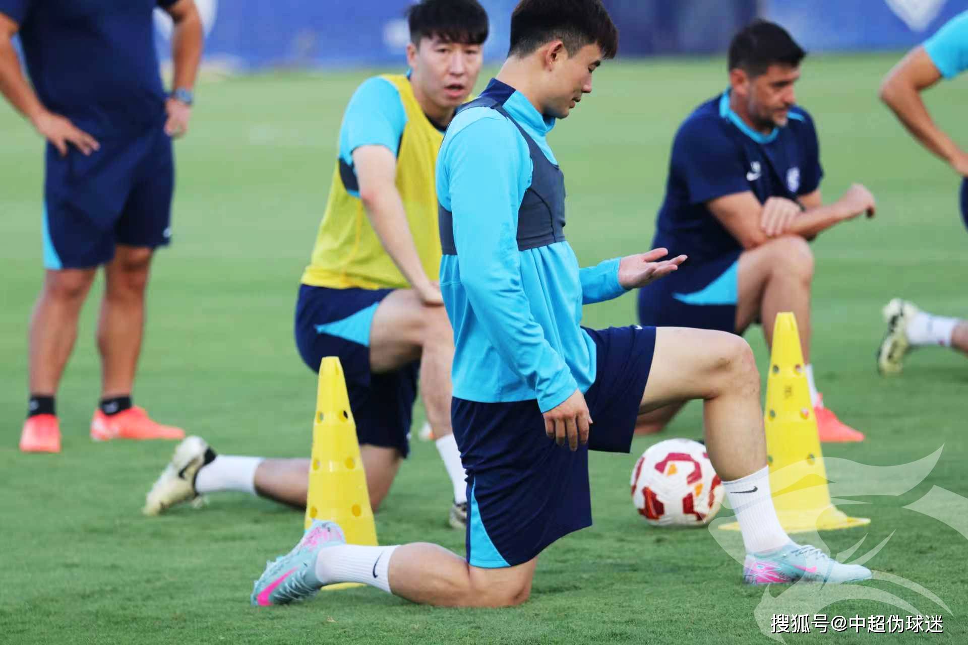 关于亚冠倒计时，武汉三镇冲刺阶段官宣签约，细节引发关注，态度坚定，年轻球员得到机会的信息