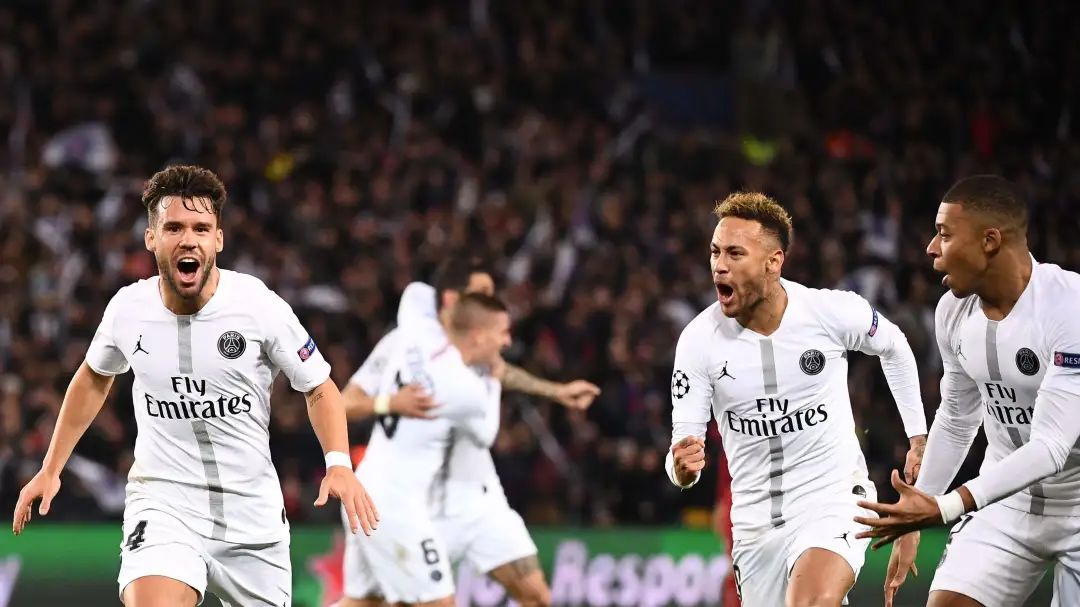 关于集结日布莱顿调整名单——欧冠节点到来国际比赛日法兰克福备战德甲，里昂今晨官宣签约看傻球迷的信息