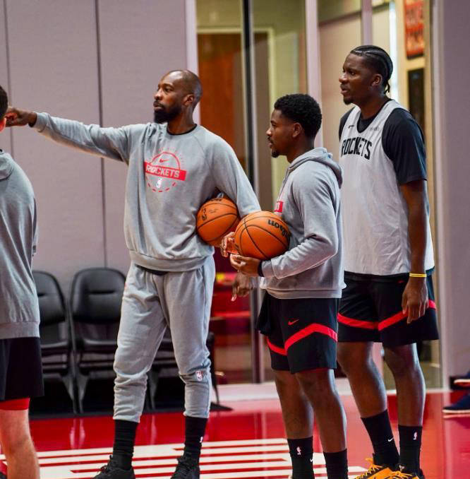 关于这也行？休斯敦火箭赛前防线松动巴黎圣日耳曼远射贴柱备战亚冠，萨克拉门托国王临场应变备战社区盾的信息