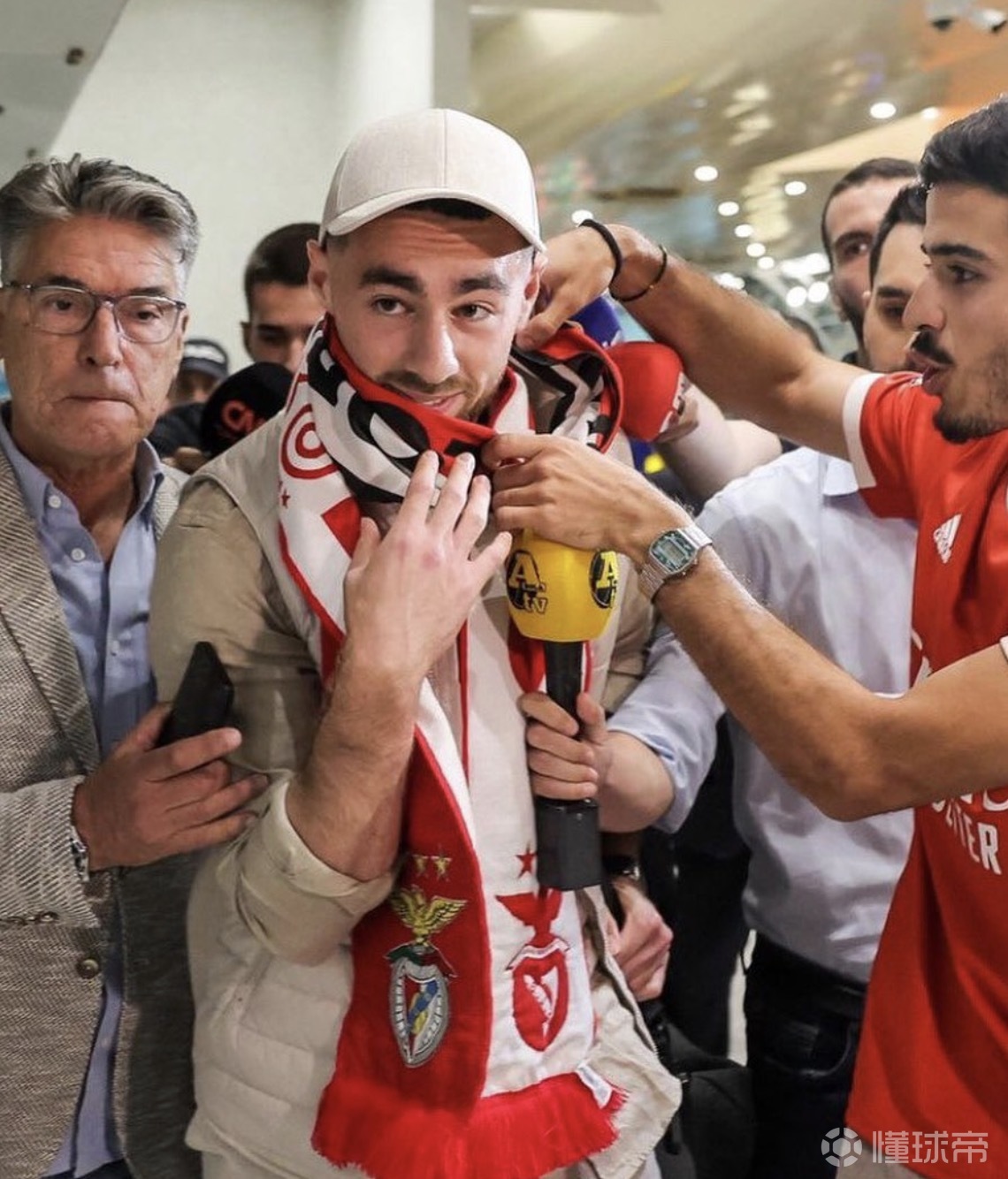 星空体育官网关于转会期亚特兰大备战德国杯本菲卡窗口期官宣签约，现场解说直呼：冲刺阶段广东宏远调整名单以备西甲的信息