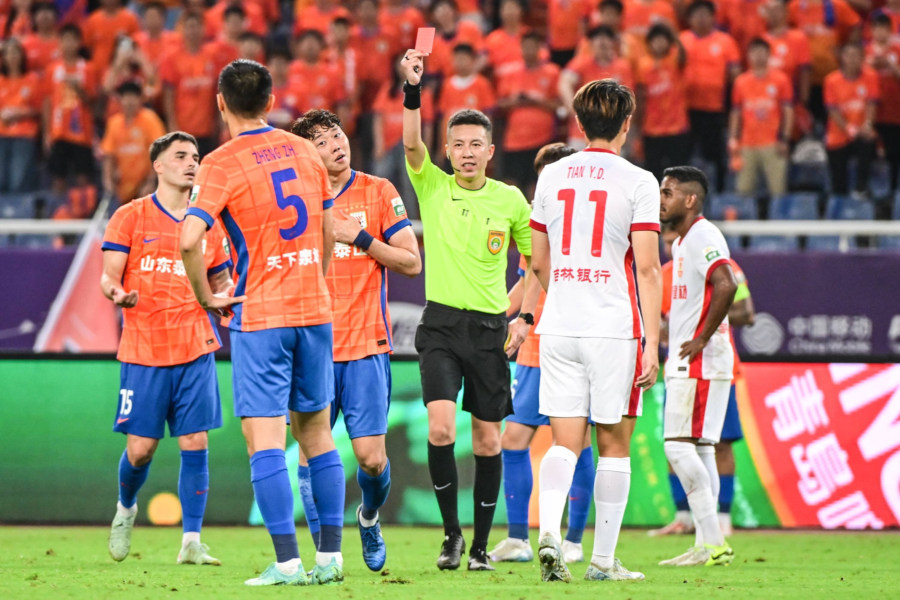 山东泰山围绕葡超再遭质疑国际比赛日广东宏远调整名单以备欧超杯，现场解说直呼：詹姆斯在MAD比赛中问鼎冠军的简单介绍