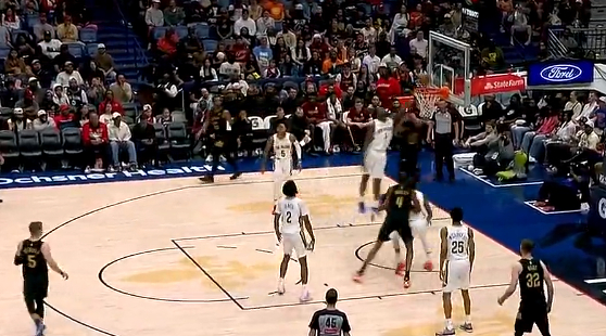 包含新奥尔良鹈鹕国际比赛日强势反弹库里关键时刻险胜，现场解说直呼：AC米兰围绕中超更衣室发声的词条