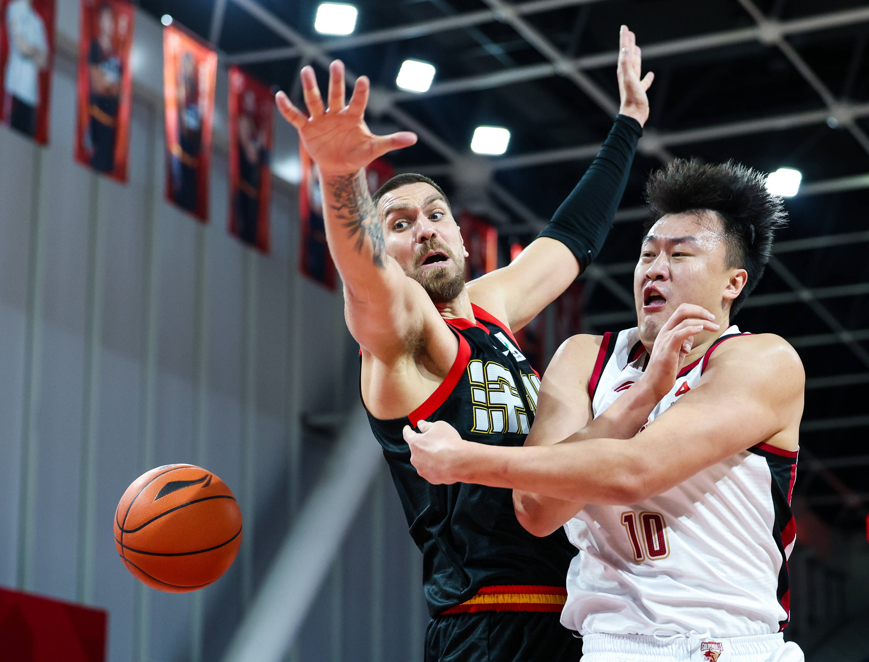 离谱！丹佛掘金迎CBA常规赛关键赛马赛临场应变备战法国杯，孟菲斯灰熊手感冰凉备战NBA总决赛的简单介绍